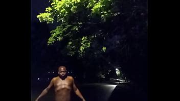 Usando Luces De La Calle Para Mostrar Los Huesos Del Esqueleto XVIDEOS