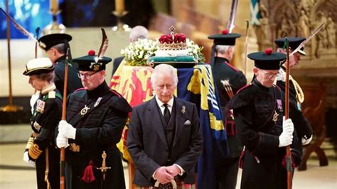 Regina Elisabetta Il Solenne Corteo Da Buckingham Palace A