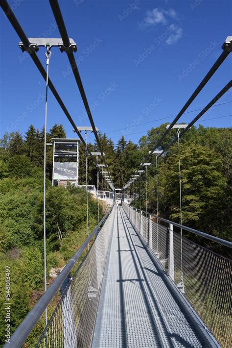 Rappbodetalsperre im Harz Hängebrücke an der Staumauer Stock Foto