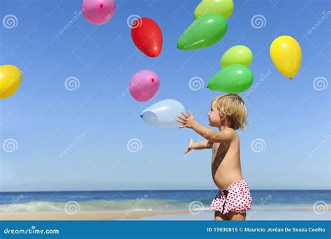 Enfant Avec Des Ballons Sur La Plage Image Stock Image Du Amusement