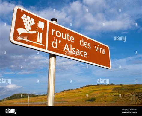 Un Signo Y Un Símbolo De Route Des Vins En Alsacia Francia Traducción