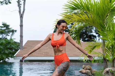 Belles femmes européennes en maillot de bain bikini orange deux pièces