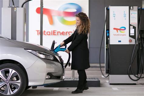 Totalenergies Va Quiper Ses Stations Service De Bornes De Recharge