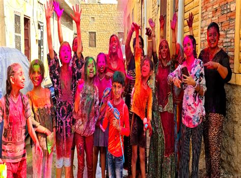 Foreigners Colored In Holi Colors In Golden City गोल्डन सिटी में विदेशियों ने जमकर खेली होली