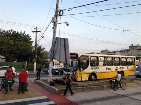 G1 Ônibus e carro se envolvem em acidente em avenida central de Belém