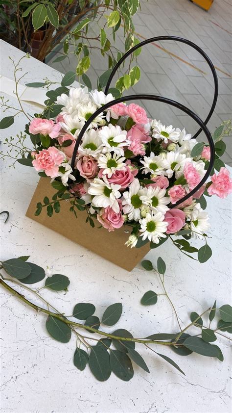 Композиция в сумочке 💐 | Летние цветочные композиции, Бюджетные цветы ...