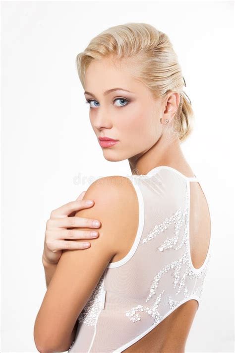 Belle Femme Blonde Avec La Coiffure Photo Stock Image Du Femelle Verticale 36237698