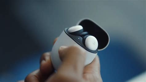 Google представила наушники Pixel Buds 2. Они похожи на AirPods