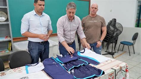 Alunos Das Creches S O Os Primeiros A Receber Os Kits De Uniforme