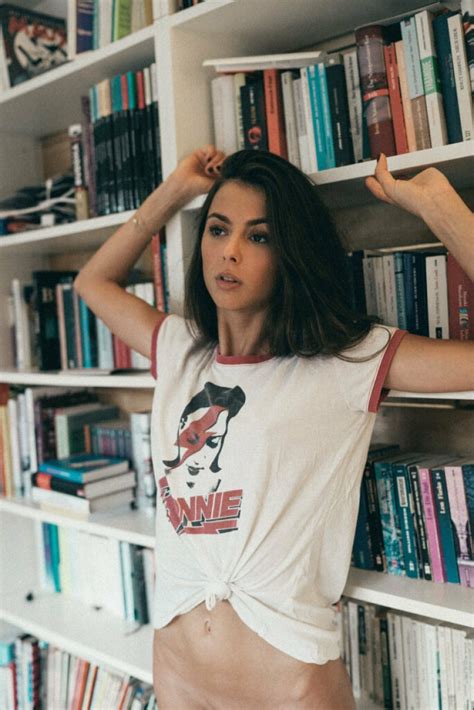 30 Photos Of Sexy Girls Reading Books Pictolic