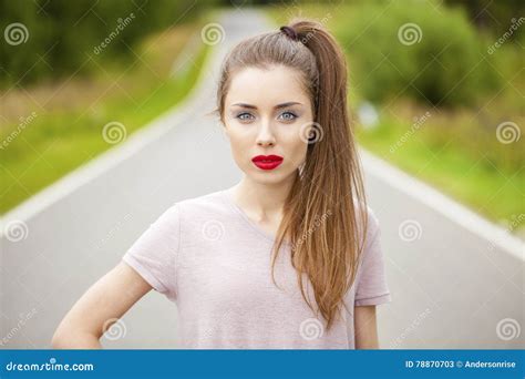 Jong Volwassen Aantrekkelijke Sexy En Sensualiteit Mooi Brunette Wo Stock Afbeelding Image Of