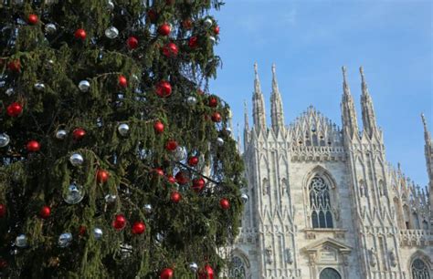 Si Accende A Milano Lalbero Di Natale In Piazza Duomo