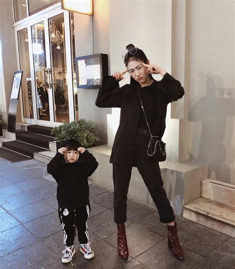 STREET STYLE HOT MOM Ngọc Mon mặc áo dài duyên dáng dù chưa đến Tết