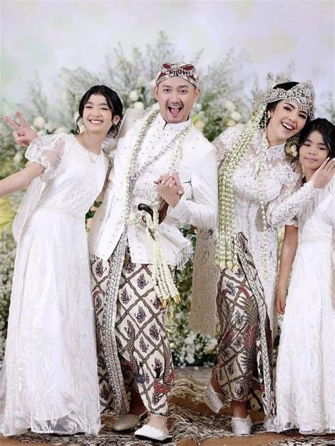 Potret Angga Wijaya Dan Kedua Putri Sambungnya Diajak Bulan Madu Bareng Istri Hot Liputan