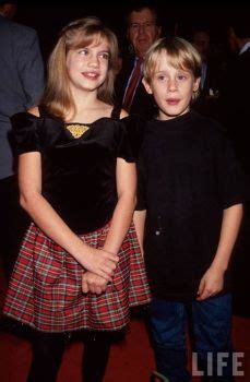 Solve Anna Chlumsky & Macaulay Culkin jigsaw puzzle online with 96 pieces