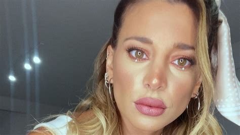 Sol Pérez cautivó a sus seguidores con una bikini blanca y negra de tiritas para apagar el calor