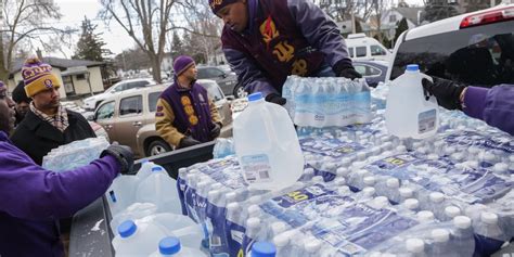 Michigan battles order to deliver bottled water to Flint residents