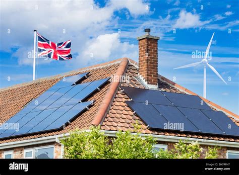 Paneles Solares En El Techo De La Casa En El Reino Unido Con