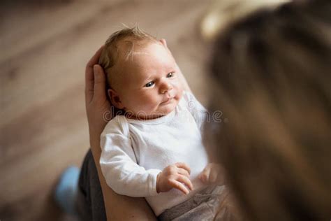 Un Midsection De La Madre Con Un Beb Reci N Nacido En Casa Imagen De