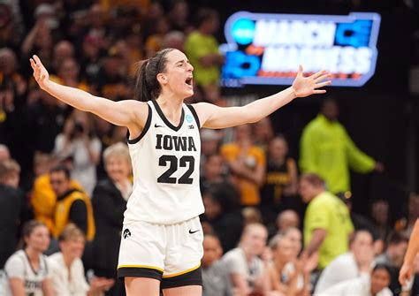 Iowa S Caitlin Clark Breaks Kelsey Plum S Single Season Scoring Record