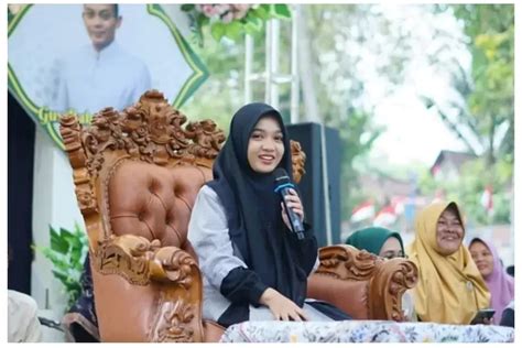 Ning Umi Laila, Baru Naik Daun Sudah Berani Kritik Rhoma Irama - Cakrawala