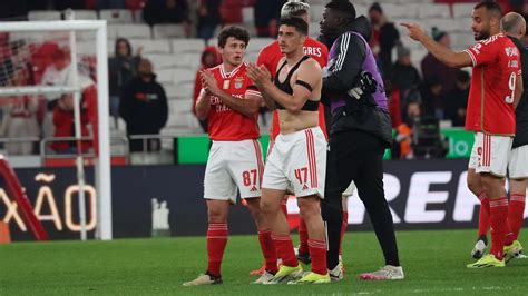 ÁLVARO MAGALHÃES METE PONTOS NOS I S NO ONZE DO BENFICA DE TIAGO