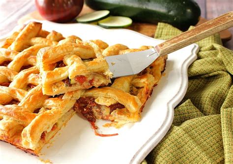 Tarta de calabacín y tomate hojaldre escamoso con tapa de celosía