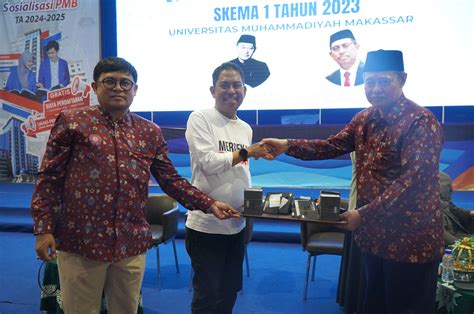 Kepala LLDIKTI Serahkan Buku Rekening Beasiswa KIP Kuliah Merdeka 2023