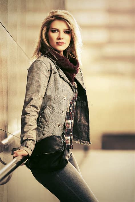 Femme Blonde De Jeune Mode Utilisant Le Blazer V Rifi De Plaid Sur La Rue De Ville Photo Stock