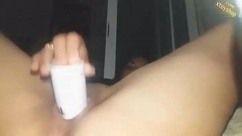 Caliente y cachonda hermanastra atrapada masturbándose con una botella de perfume XVIDEOS
