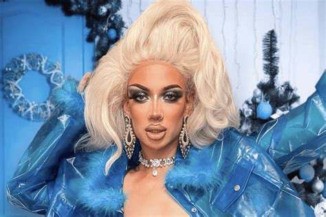 Papà viaggia per km per vedere il primo show drag di suo figlio Sei il mio eroe Gay it