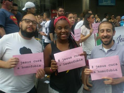 Faixas E Cartazes Crist Os Chamam A Aten O Na Parada Gay O Movimento Jesus Cura A