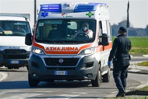 Milano ciclista travolta da un auto è grave Lettera43