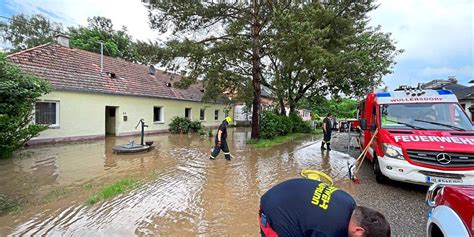 Unwetter Sorgten F R Hunderte Eins Tze Und Berflutungen In