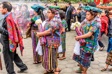 Las Mujeres Ind Genas Del Maya Se Vistieron En El Traje Del Traditonal