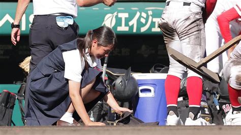 【甲子園】おかやま山陽の女子マネが甲子園の土集め “優しいグラウンド整備”に顔を上げてペコリ 心打たれる場面に反響続々 スポーツ報知