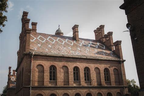 Un Edificio Con Un Reloj Encima Foto Premium