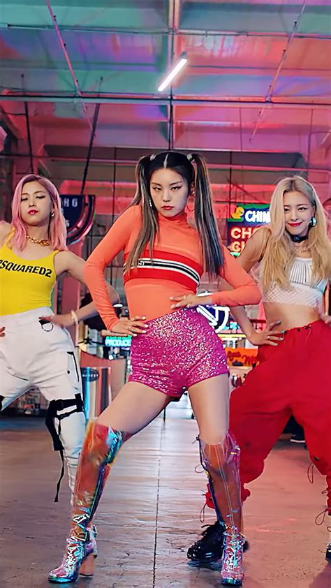 Itzy Icy Chaeryeong Dancing 4k Hd Phone Wallpaper Rare Gallery