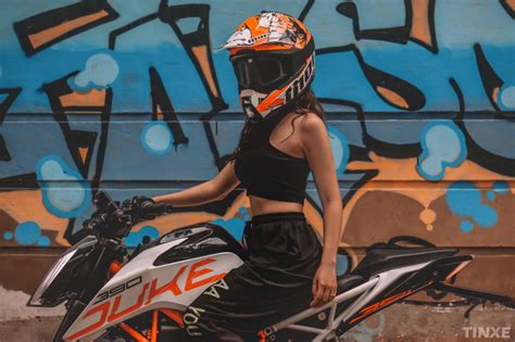 Ngắm hot girl Hà Thành đọ sắc bên Naked bike KTM Duke 390