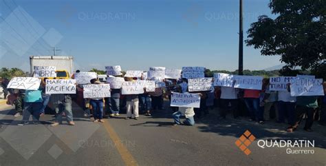 Bloquean habitantes en Petatlán exigen salida de Policía Estatal