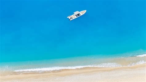 Vista A Rea Drone Del Barco Amarrado Cerca De La Costa De Zakynthos