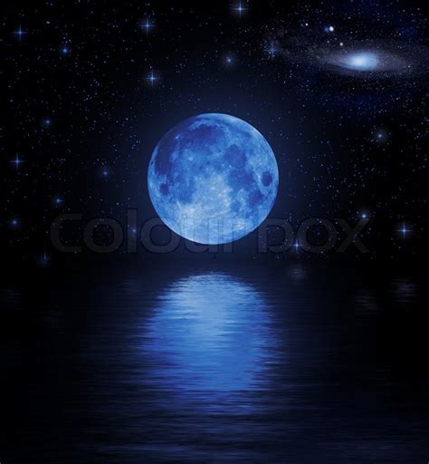 Der Vollmond Am Nachthimmel Spiegelt Sich Im Wasser Stockfoto Colourbox