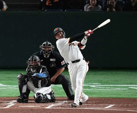 ＜オープン戦 巨・ロ＞2回、坂本は先制ソロを放つ（撮影・沢田 明徳） ― スポニチ Sponichi Annex 野球