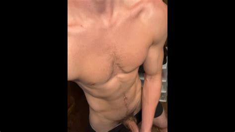 若いスタッドはそのようないじめです Pornhub Gay