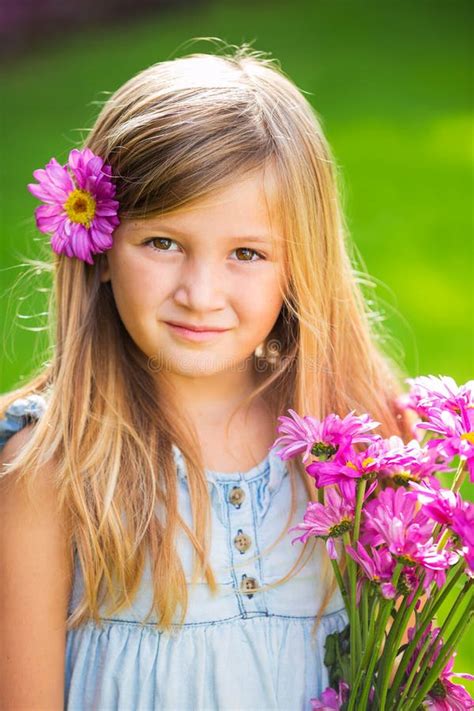 Portrait De Petite Fille Mignonne Dehors Avec Le Flamant Rose Photo