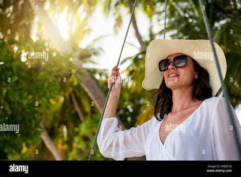 Portrait Von L Chelnden Und Attraktive Junge Frau Am Meer Brunette M Dchen In Strand Kleid Am