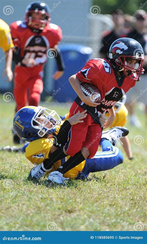 Pop Warner Football editorial image. Image of teammates - 118585695