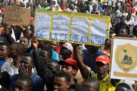 Niger Démonstration De Force Des Partisans Du Coup Detat Avant La Fin