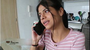 Brunette cachonda le encanta follar a su hermanastro mientras están