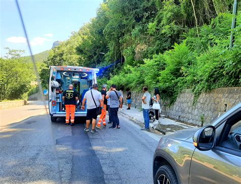 Cava De Tirreni Incidente Sulla Ex Ss Auto Fa Inversione A U E